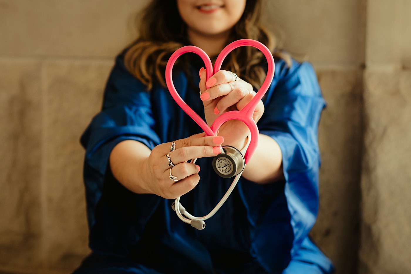 Una enfermera sostiene un estetoscopio en forma de corazón