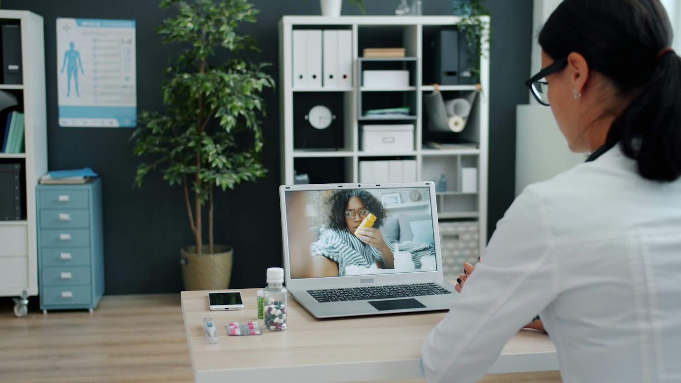 Un médico revisa información en su computador